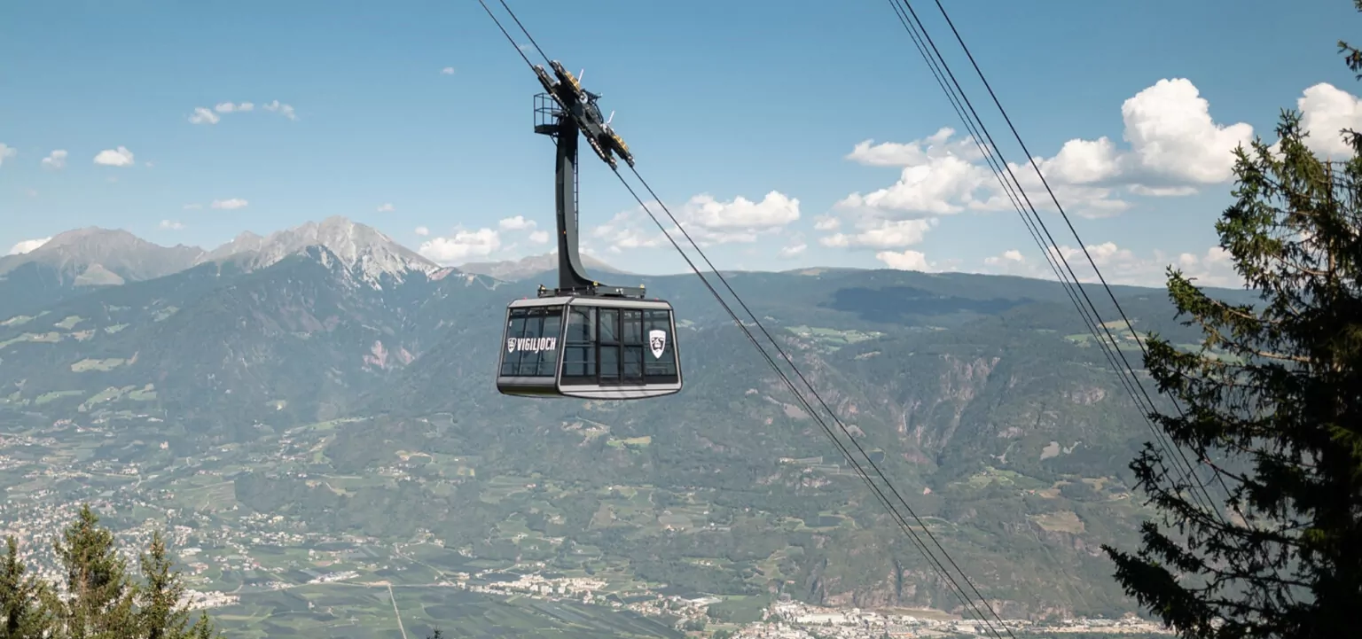 Eine Seilbahn führt auf den Berg Vigiljoch zum Vigilius Mountain Resort