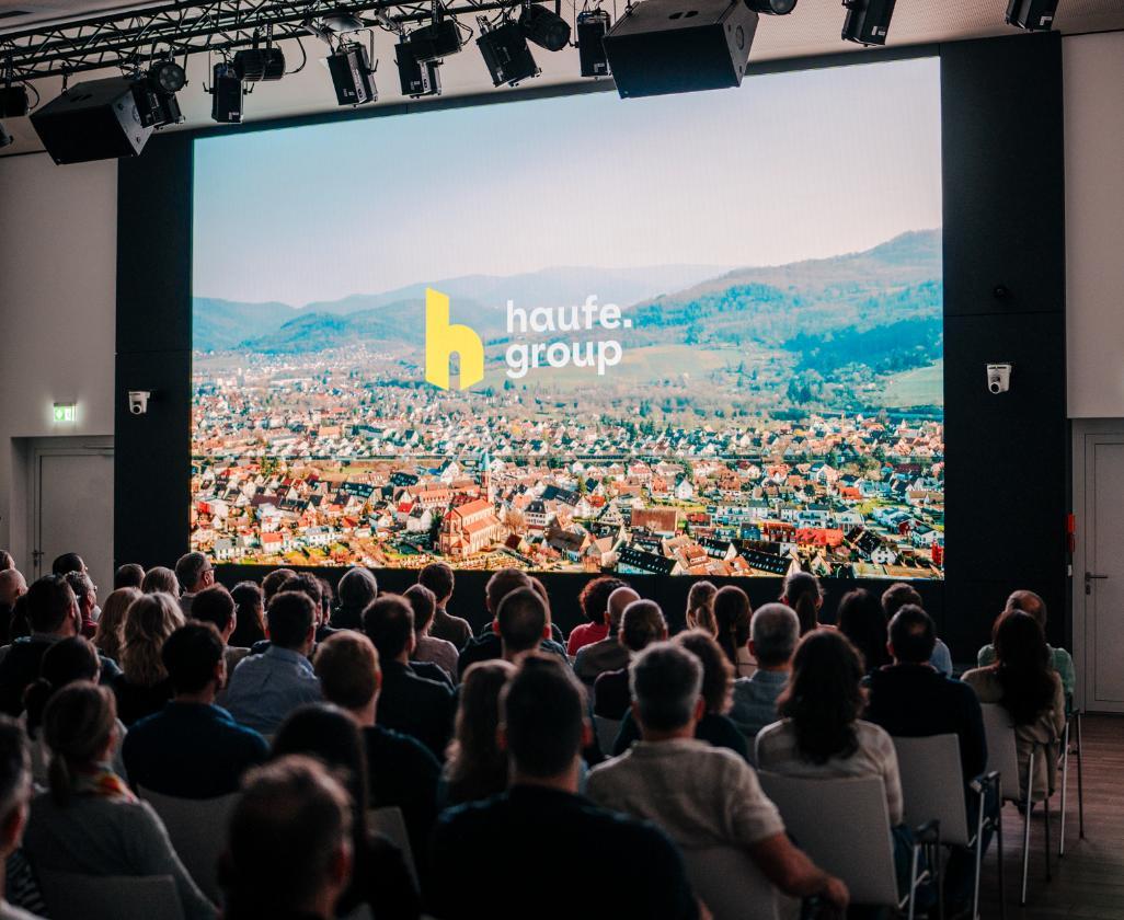 Petershagen Communications Case Haufe Group: Präsentation des neuen Markenauftritts auf einer internen Veranstaltung der Haufe Group.